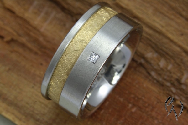 Schöner Ring aus Edelstahl und Gold 585/- mit einem Diamant